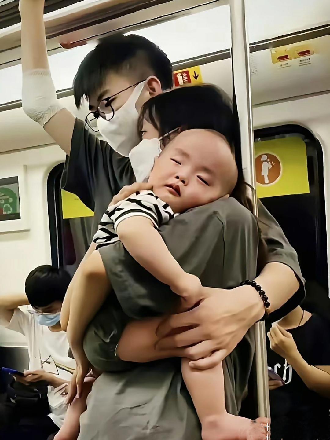 公交车上这一幕感动好多人，
这才是结婚真正的意义！
车厢嘈杂，人人低头看手机。