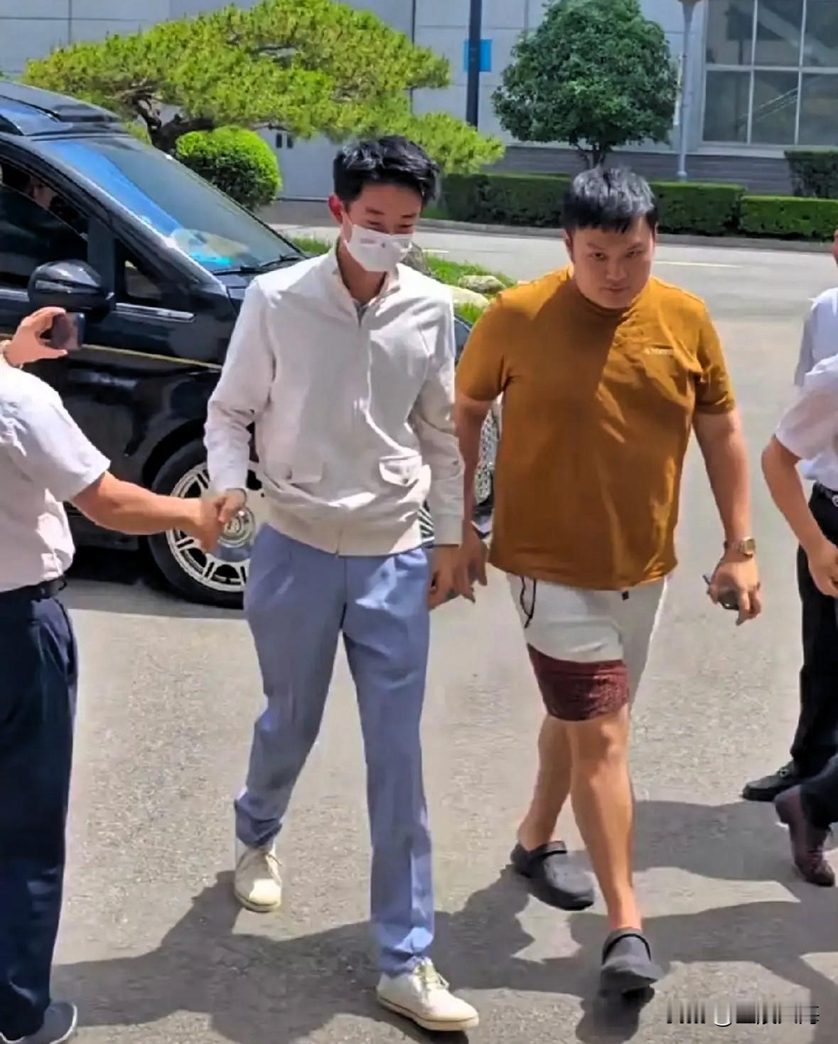 真的被新晋世锦赛冠军吴宜泽狠狠圈粉了！
现实版“滴水之恩，当涌泉相报”，在他身上