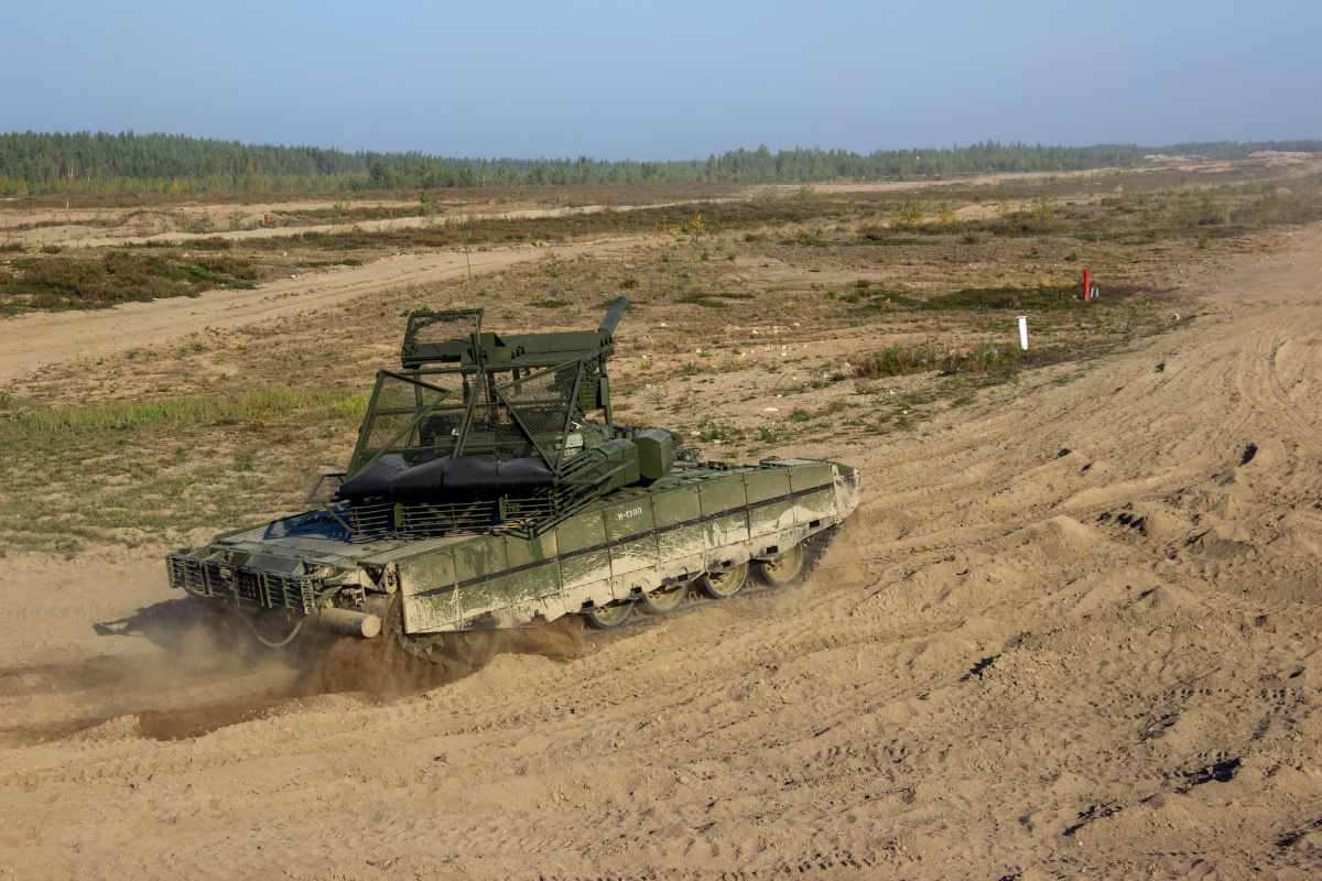 列宁格勒军区的合同制军人在列宁格勒州的一个军事训练场进行 T-80BVM 坦克武