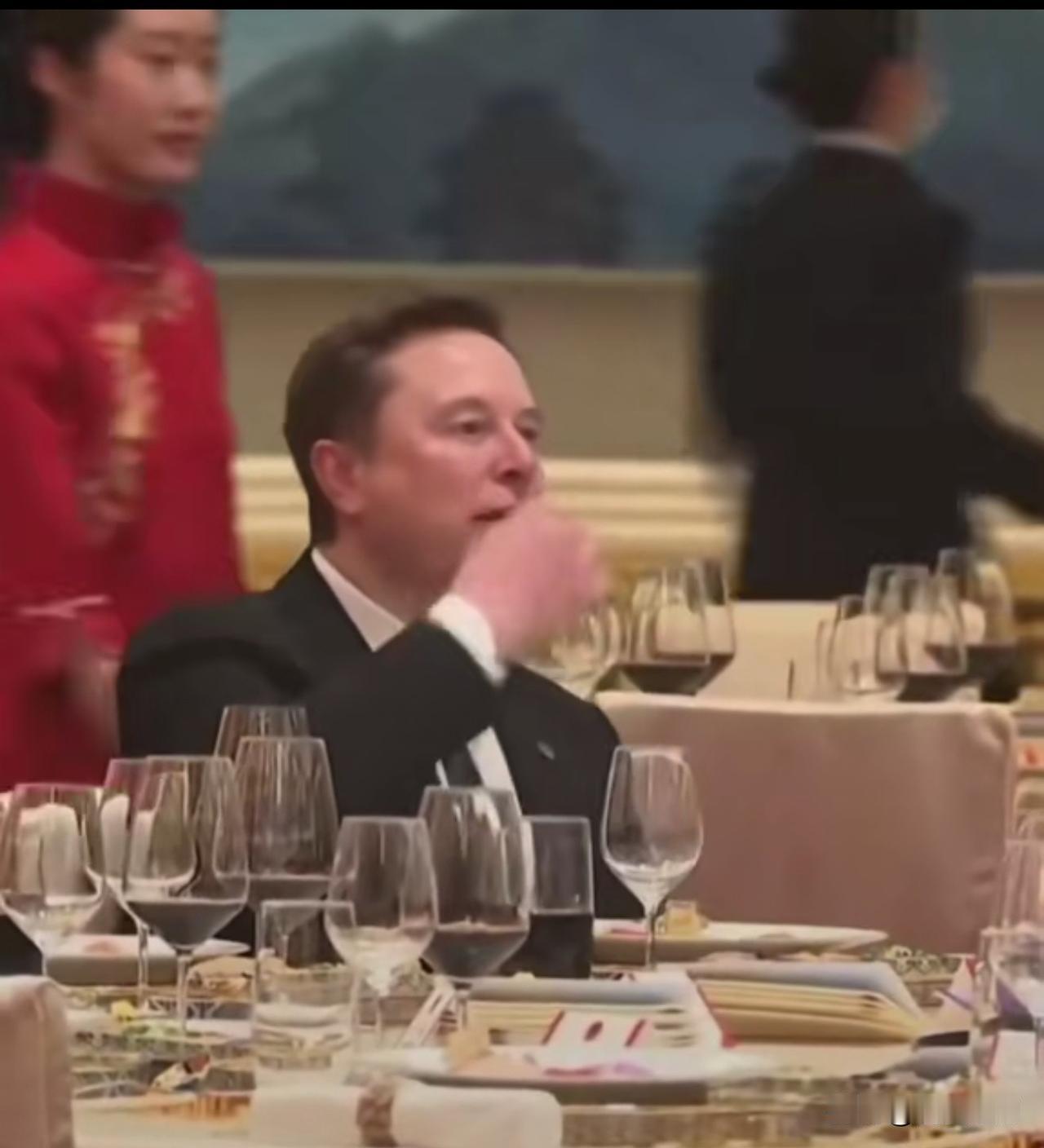 嘴馋了，先不管了，拿点点心先尝一下，网友们很好奇，不知道马斯克这个动作拿了什么吃