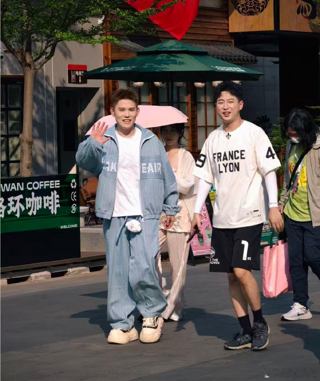背着同事做兼职结果面试官是同事合伙人偷偷努力惊艳所有人，结果先被同事当场活捉，社