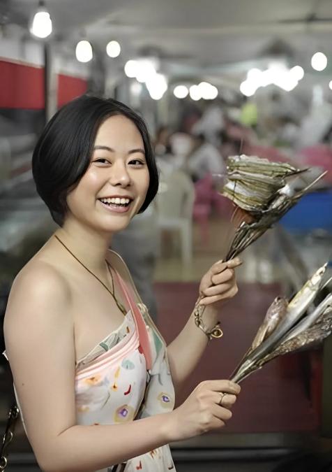 当年拍摄《夜宴》，章子怡的角色有大尺度镜头，她不想演，冯小刚就找邵小珊做章子怡裸