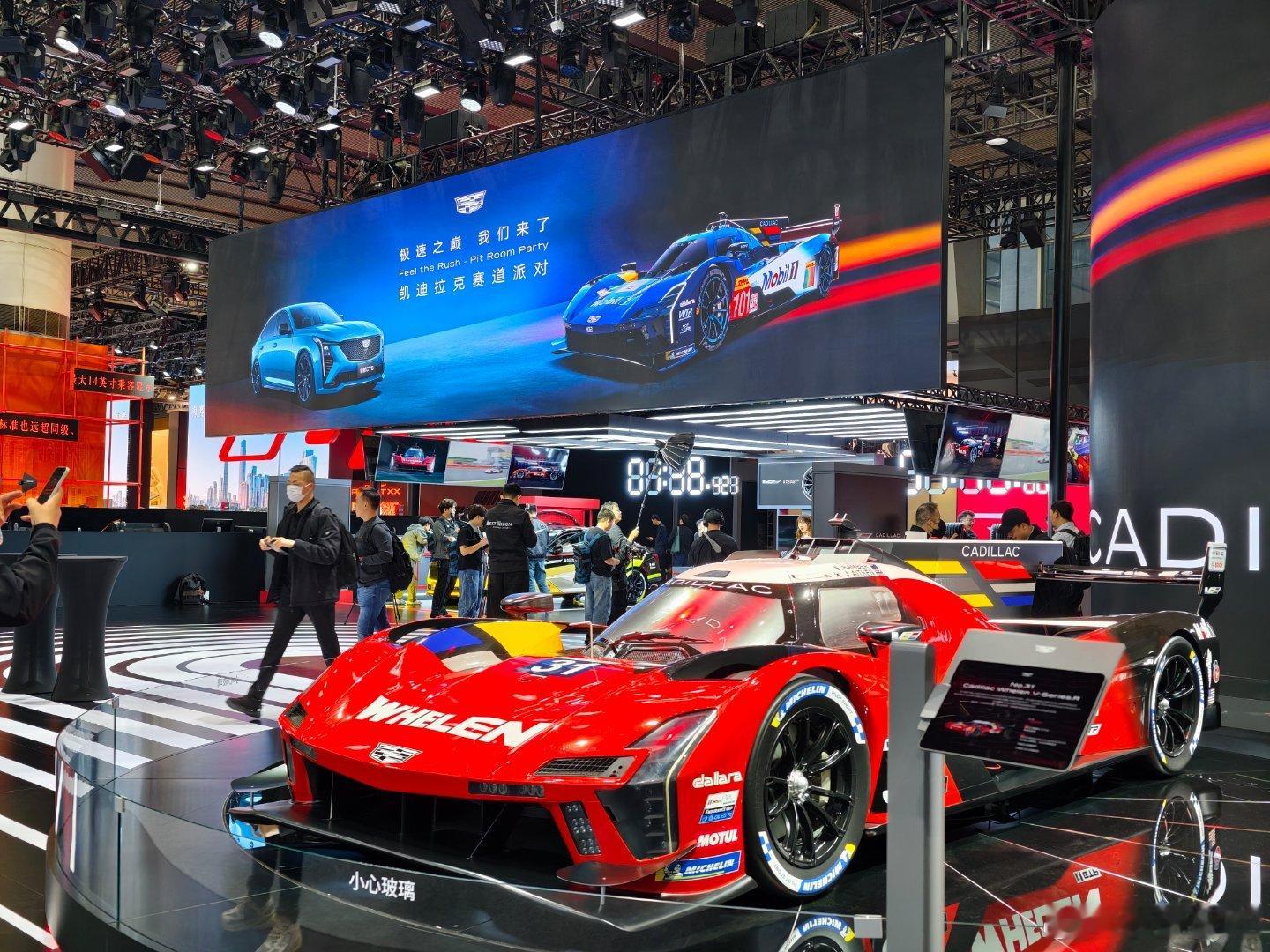 来凯迪拉克展台打个卡！这太帅了吧！ 