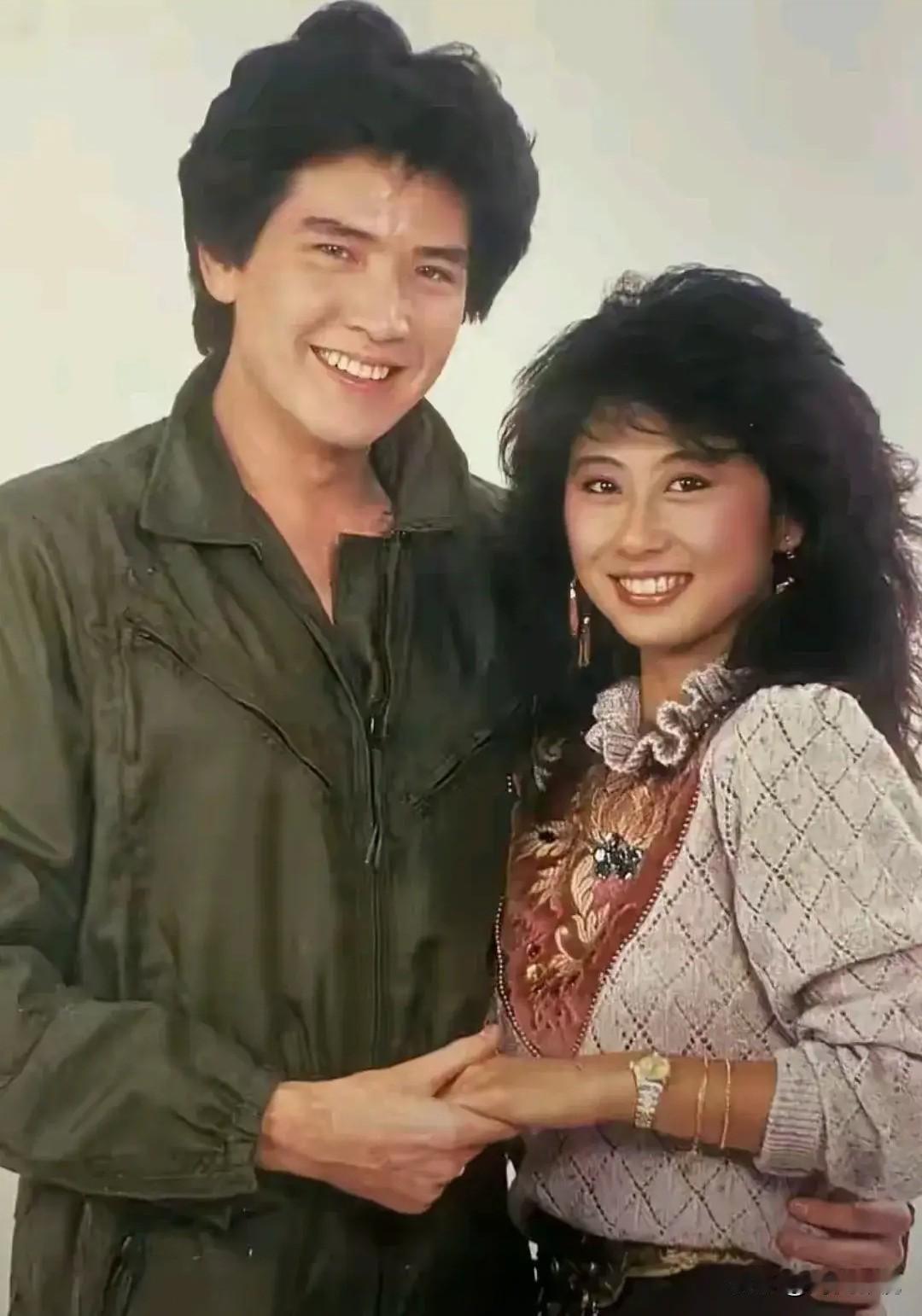 仔细看，那时的歌手费翔疏眉朗目，英姿昂昂，一表人才！而左边这位美女是谁？看她细眉