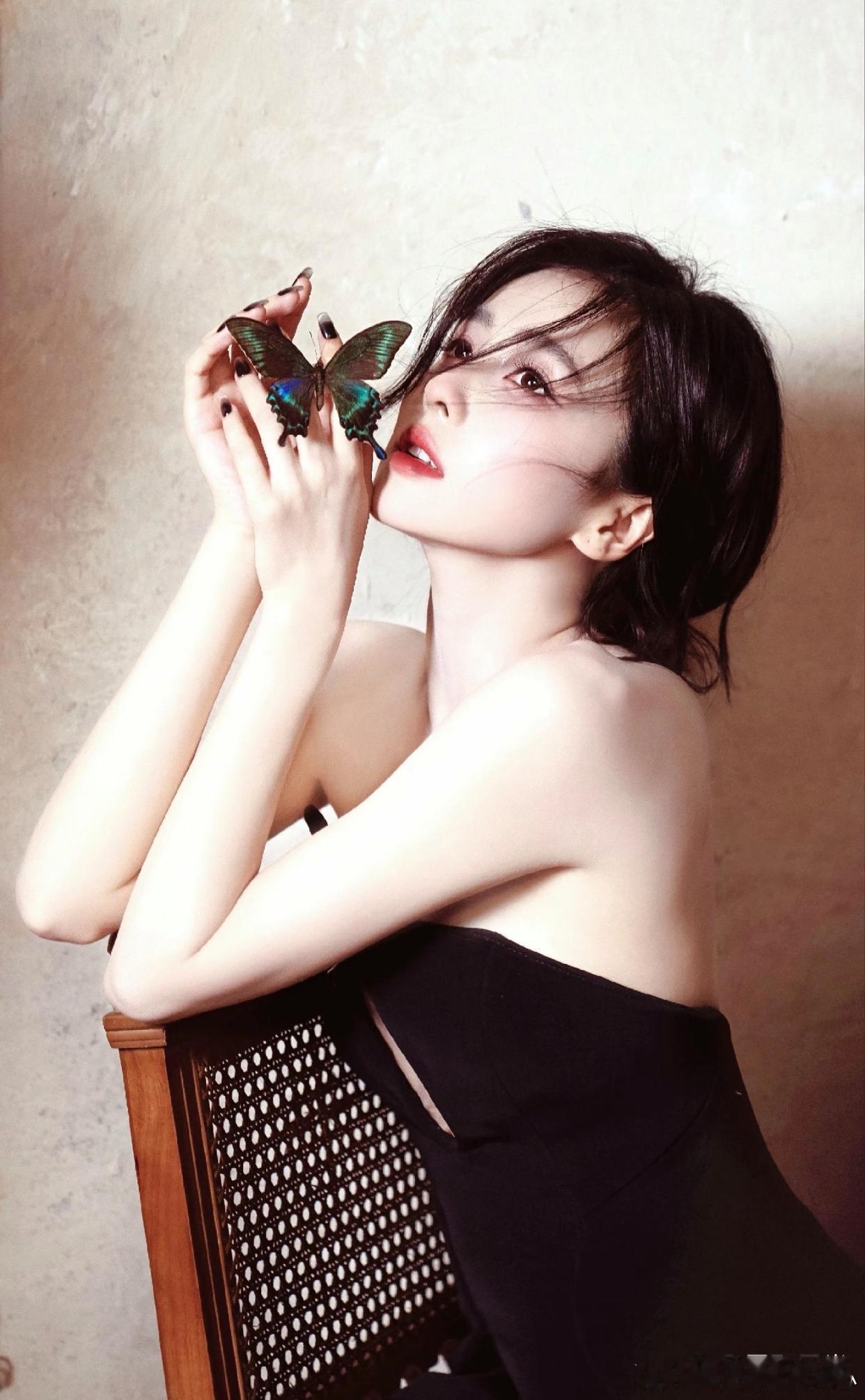 1. 有位长相神似天仙的女星，如今的处境类似外室，她最大的筹码是生下孩子。男方已