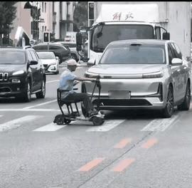 这个大爷他想干嘛呢？斑马线，人家司机让你过马路，你不过，走了两步又退回来，将小车