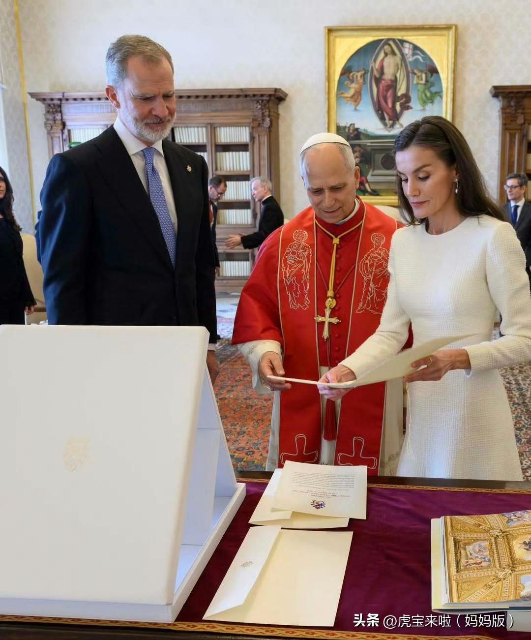 国王夫妇到访梵蒂冈，觐见了罗马教皇利奥十四世！莱蒂齐亚王后的长袖白色连衣裙优雅干