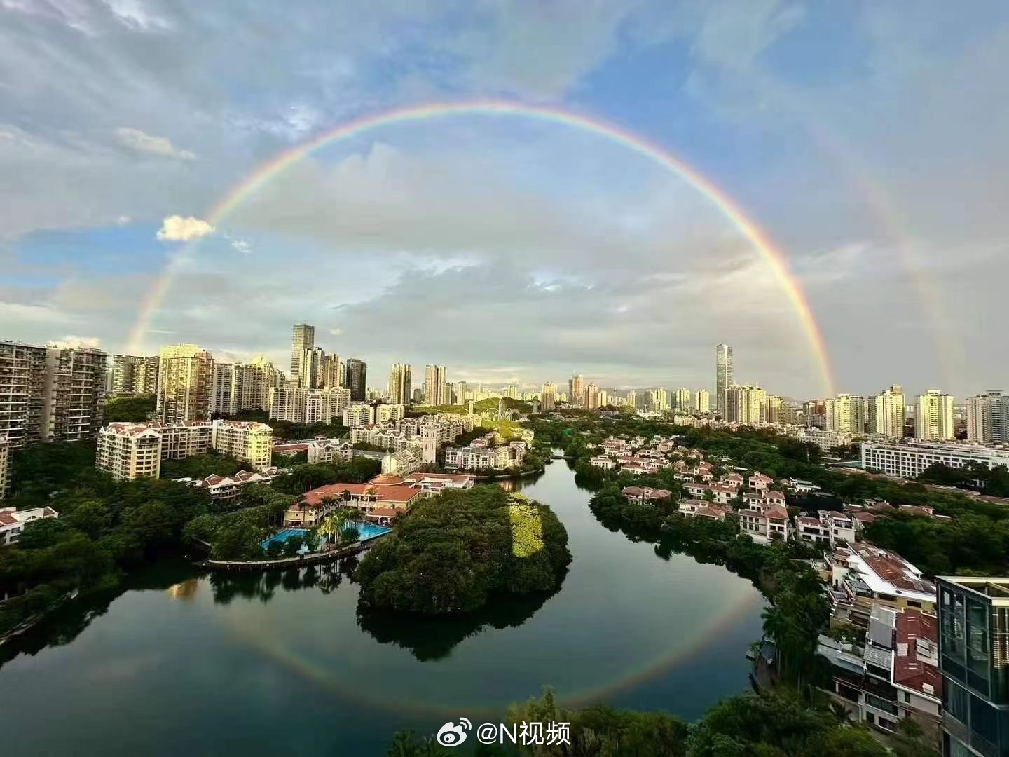 #深圳又被彩虹刷屏了#  最近的深圳，雨真的超级任性。但就在今天傍晚，深圳的天空