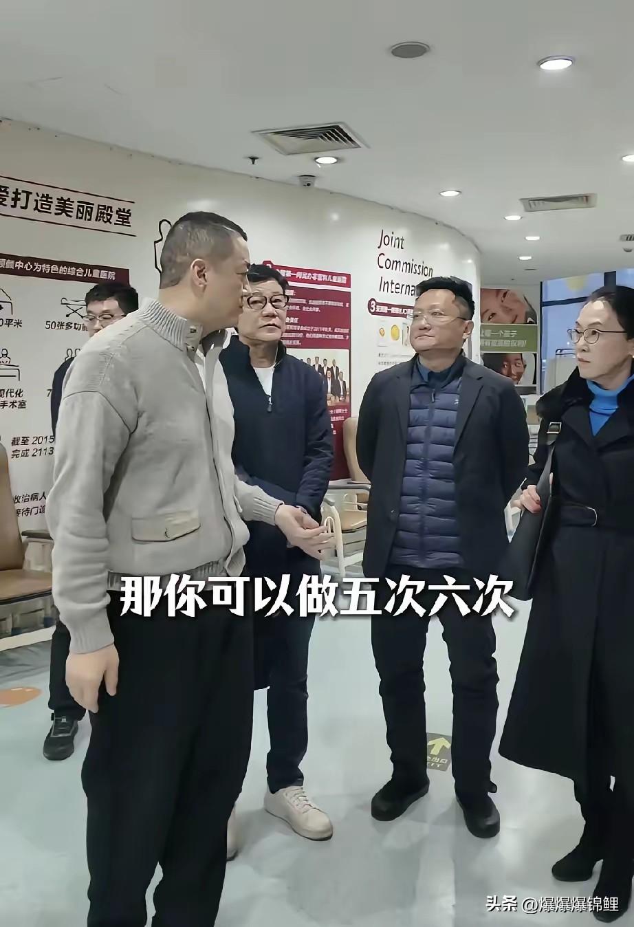 正月十五这天，李国庆带着老婆去找李亚鹏。

一眼看到张丹红这身打扮，蓝色高领配个