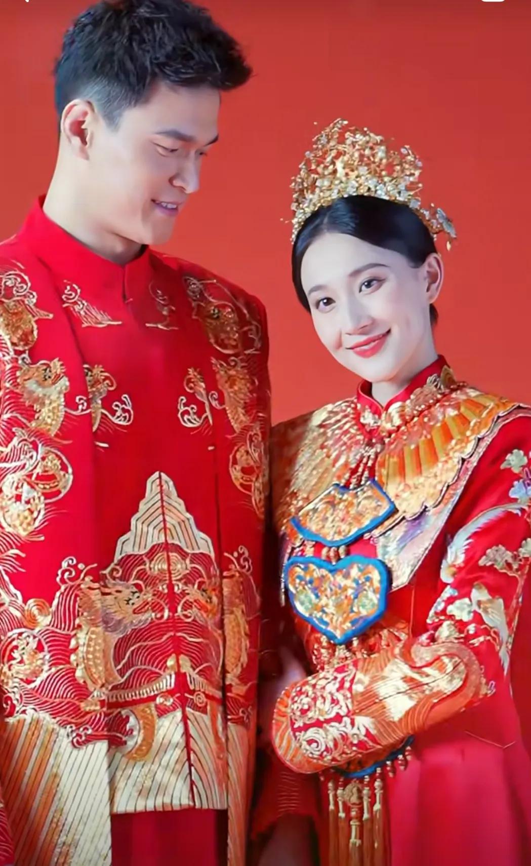 孙杨和他的妻子当张豆豆一起参加上海时装周体验新中式婚服。两个人看着好恩爱，好幸福