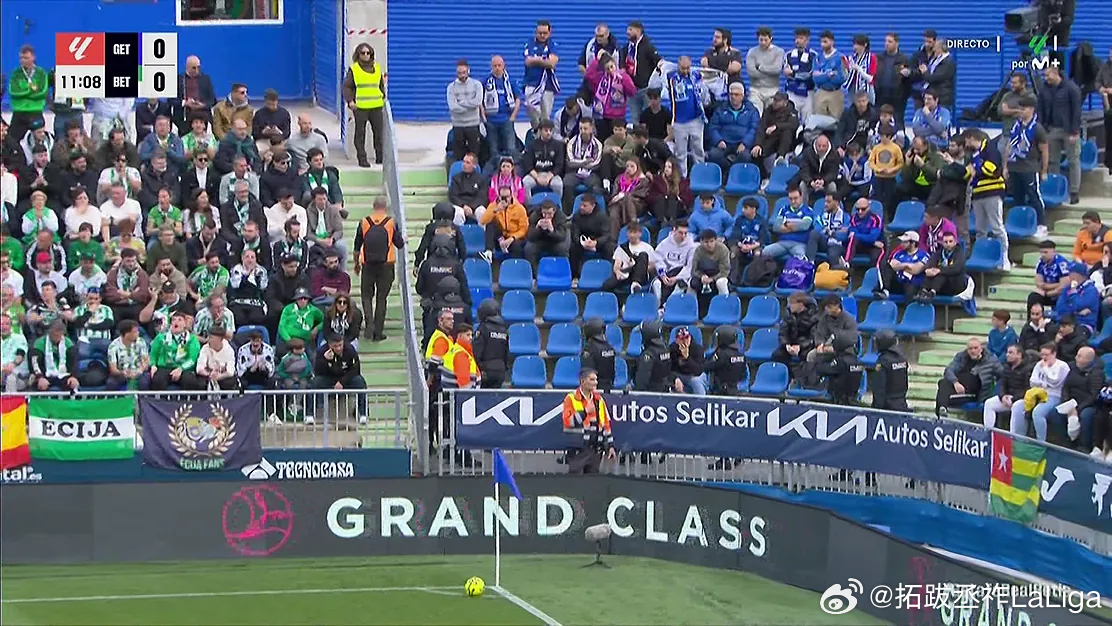 西媒的意思是，看台上有球迷打架，从转播画面判断，可能是两队球迷间起了冲突？ 