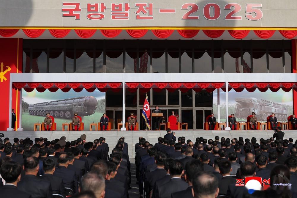 朝鲜举行武器装备展览，金正恩朝鲜参观。 ​​​