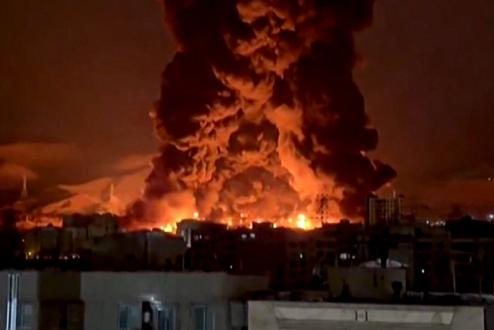 美军战机一直用沙特的炼油厂加油，这件事本来藏得很深，伊朗一枚导弹把它炸到了所有人