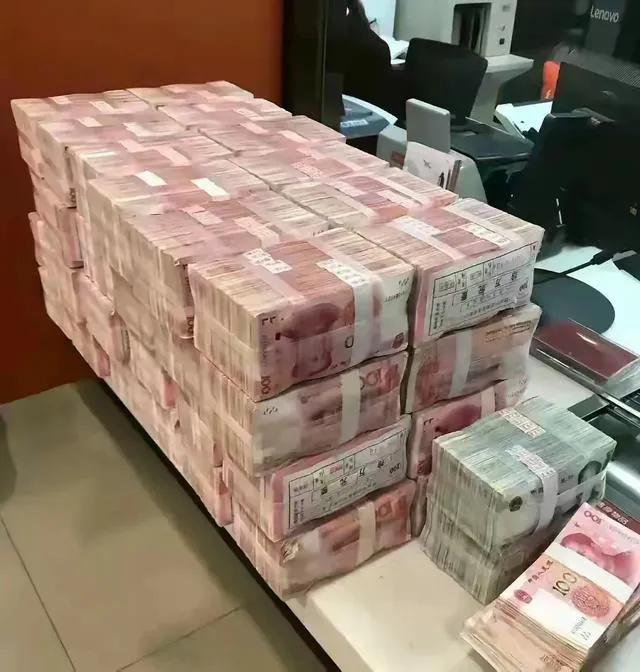 这是五千万的现金
作为普通人，去银行取五万都要提前预约
现在的移动支付时代！
像