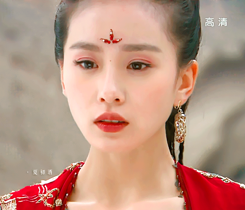 发现拓跋玉儿基本上只戴一个耳环的，这个编发造型特别考验脸型和头型，一整张脸全部露