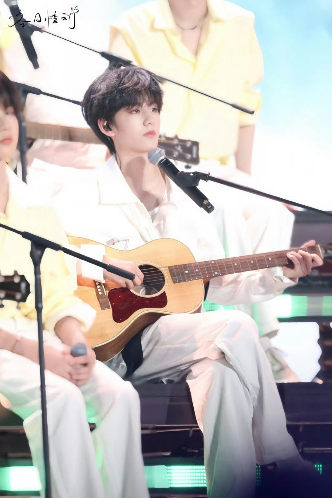 李煜东吉他这个小东东弹吉他也太游刃有余了吧，超级帅超级有范，希望可以经常看到东东
