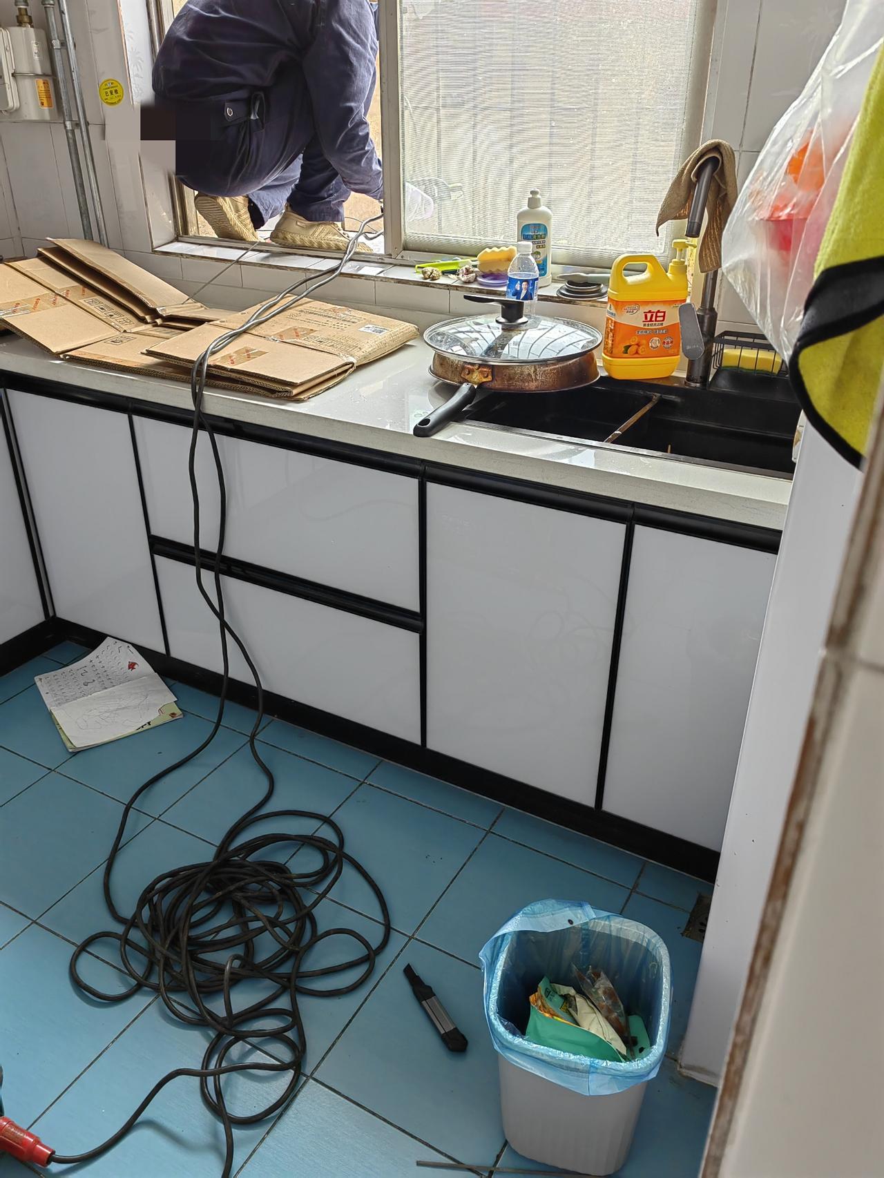 二婚相亲男把我家防盗窗弄个大窟窿，我妈质问我怎么回事？今天他就拿着焊机过来了！