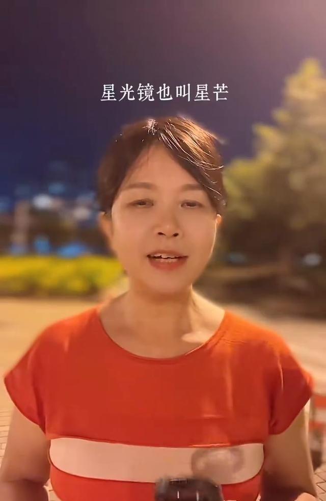 滤镜装好之后，最值得调整的其实不是色彩，而是曝光。
给手机夹上一块星光镜，最先出