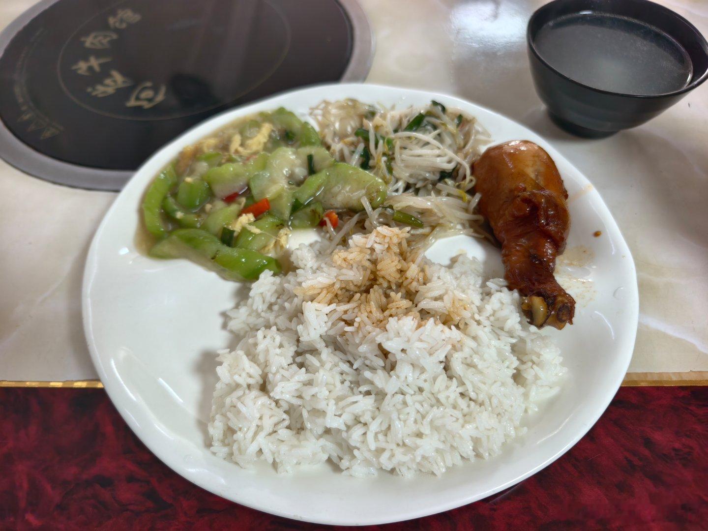 15块钱的鸡腿饭，感觉比现在叫外卖实在多了。 