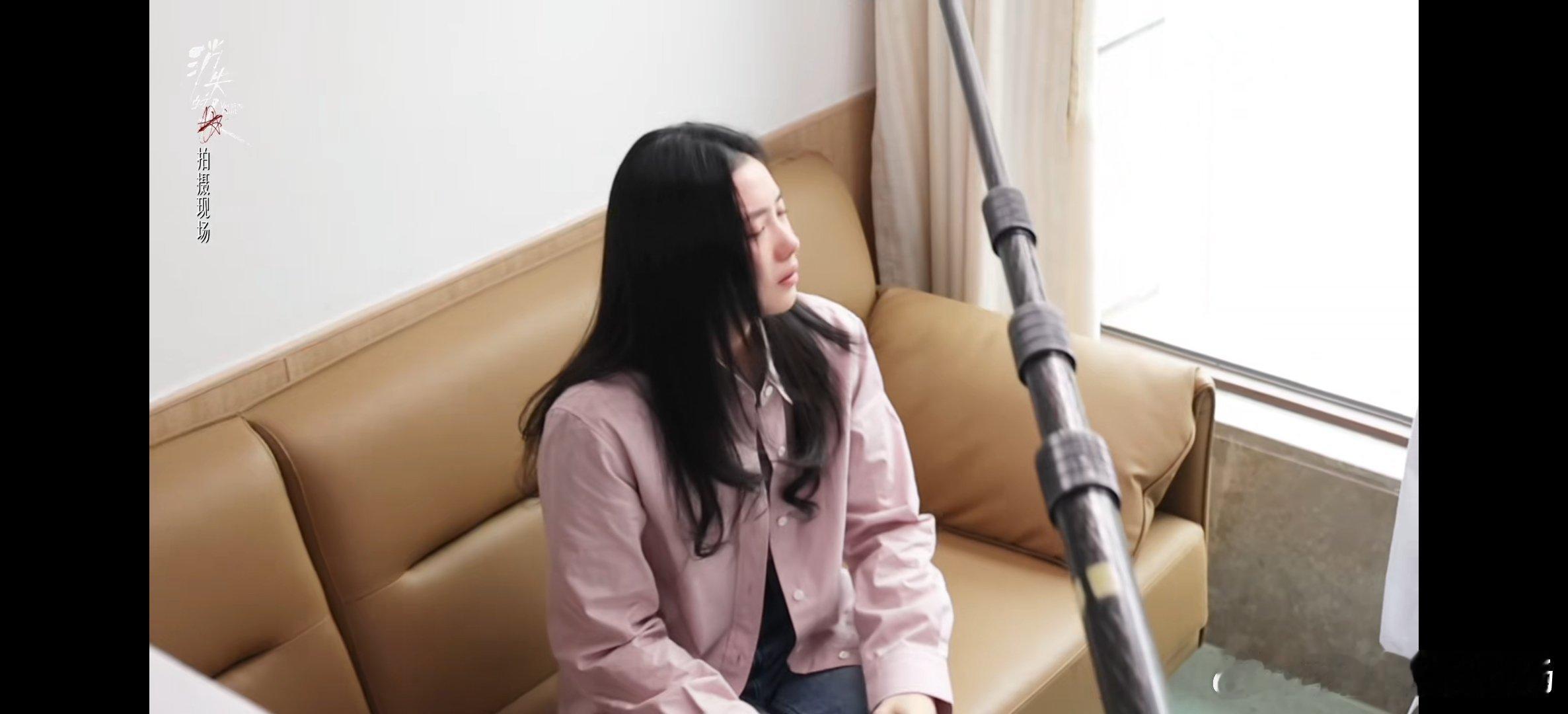 刘浩存30秒哭戏层次感迪丽热巴直播捂肚强忍疼痛来看娱乐这哭戏有细节，手在抖呼吸在