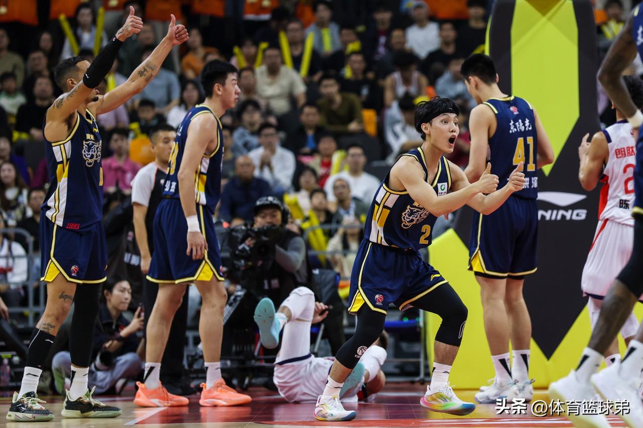 广东队成就上海队十连胜的根源终于找到了！在上场比赛结束之后，卢伟必须要感谢杜锋他