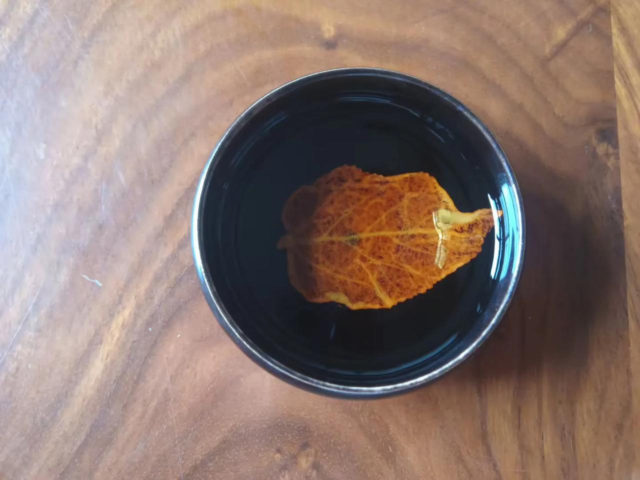 楼下一户人家，女主整日聚众聊天，跳广场舞，兼做主厨。男主，务工，供养全家，一个孩