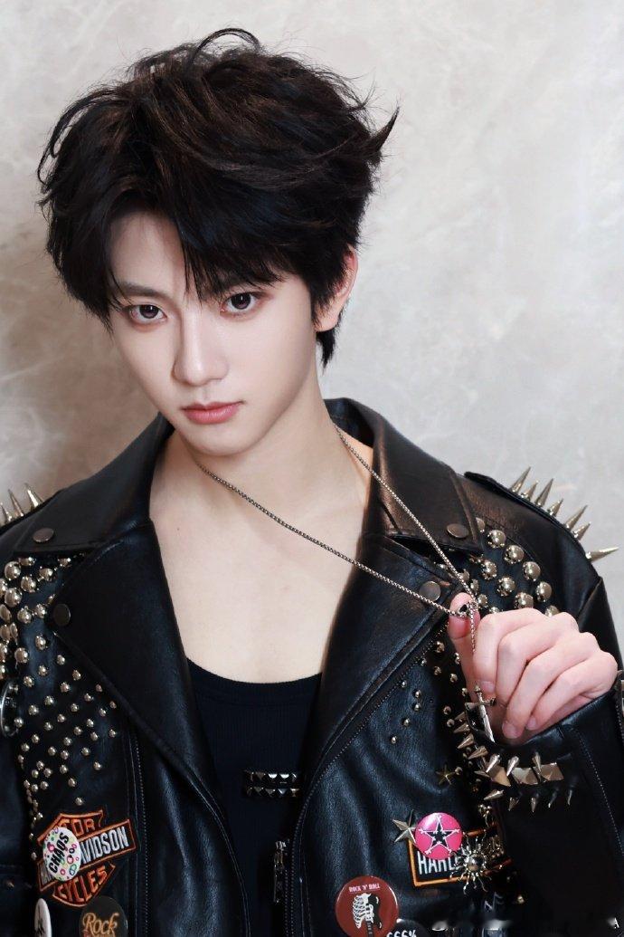 穆祉丞 他还是小孩不允许任何人凶我们穆祉丞，他还是小孩啊，就该被温柔包围。 