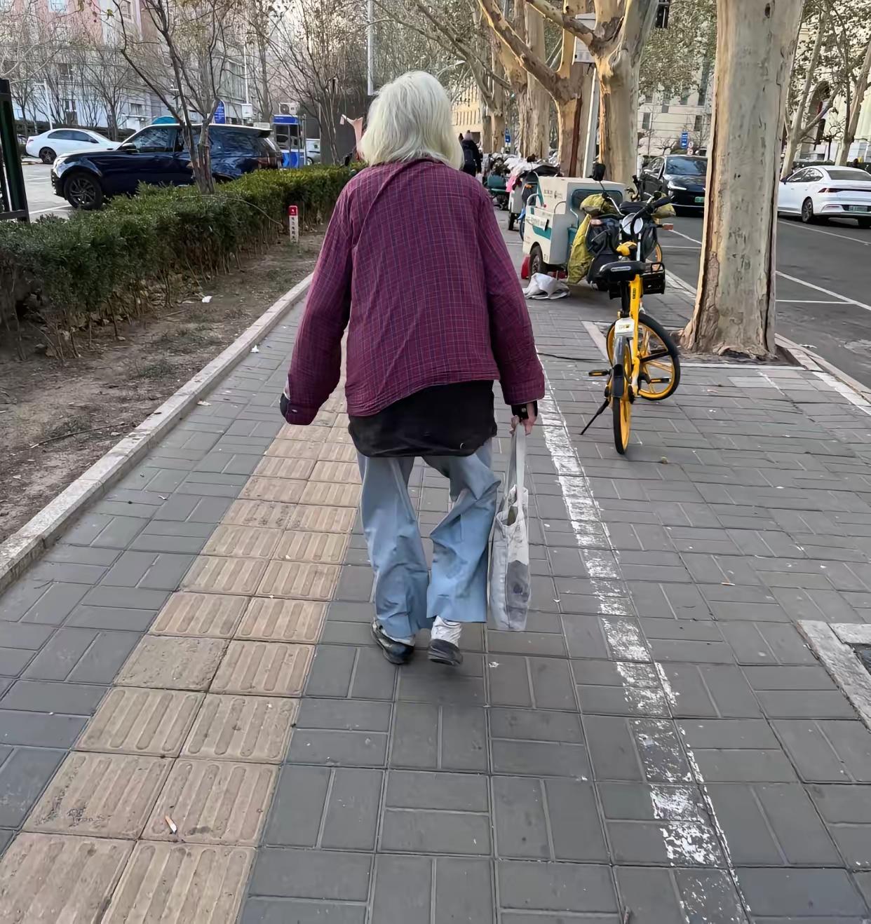 现在的老人，真没多少人喜欢你，包括你的儿女。你存款再多，退休金再高，他们喜欢的还