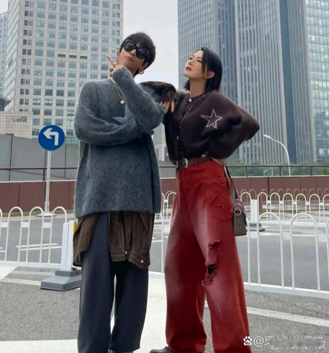 高圆圆身旁的这个男人，就是韩火火！据说他就是改造高圆圆穿衣风格的那个人！ ? ​