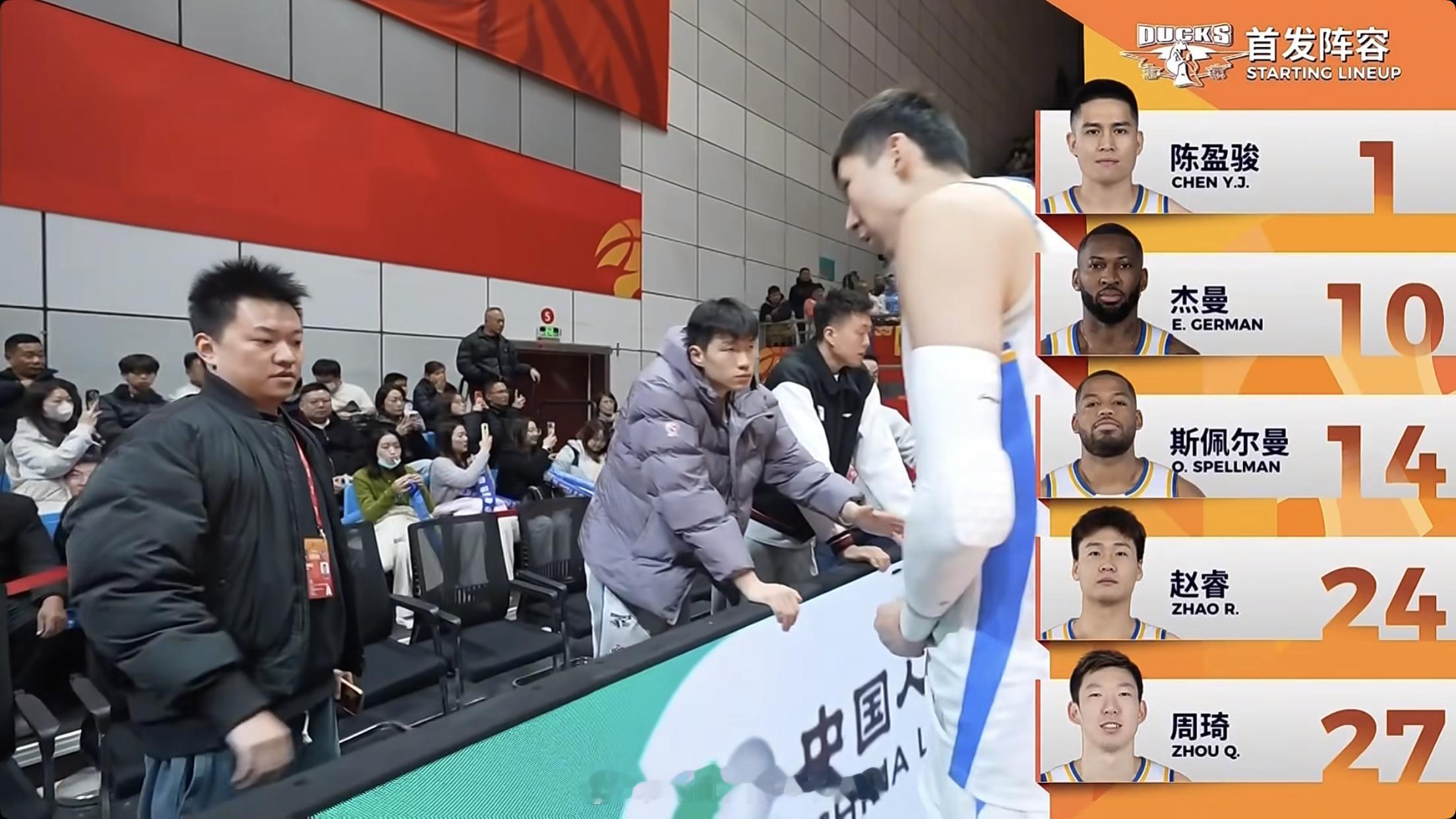 北京男篮新赛季第一场比赛赵睿迎来球队首秀，和老陈、杰曼同在首发阵容，这先发直接三