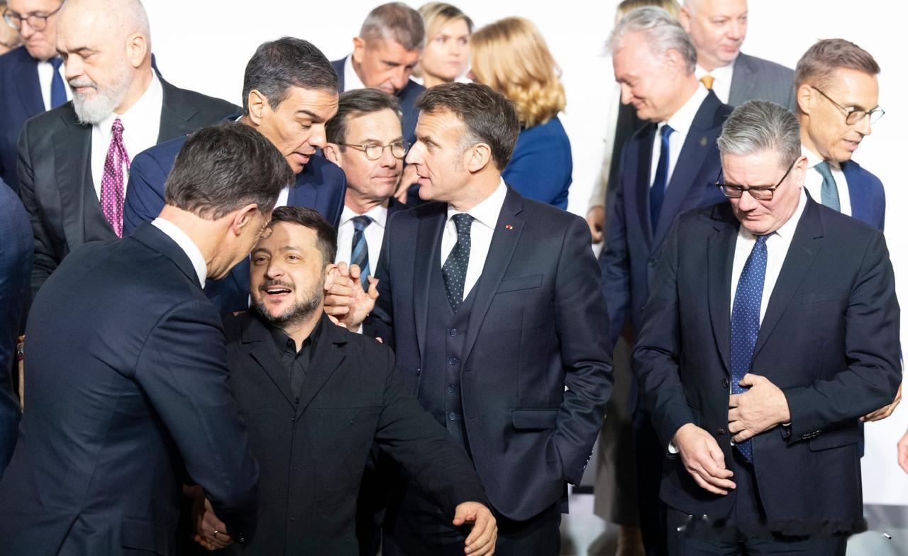 这帮人天天围着泽连斯基转悠！[捂脸]
开个会，吃个饭，拍个照，一天就过去了。这不