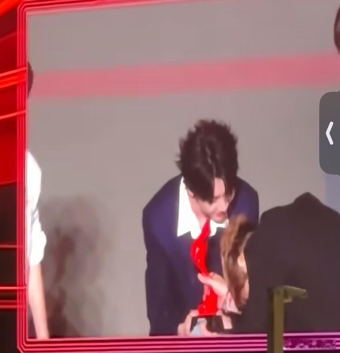 王嘉尔给时代少年团颁奖王嘉尔和时代少年团同框啦，是谁双厨狂喜啦，恭喜小炸获奖[打