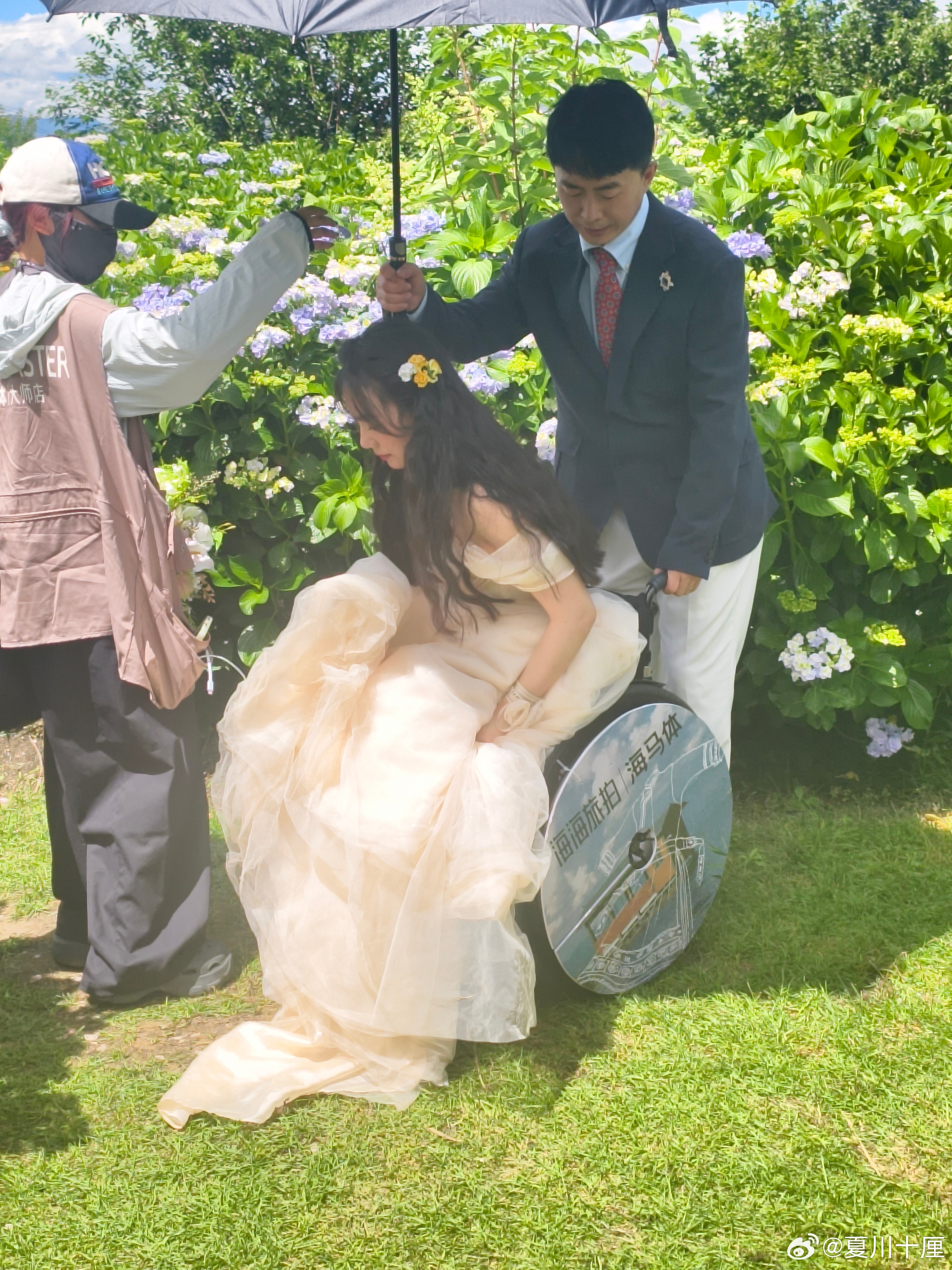 轮椅夫妻洱海边走红毯拍婚纱相恋14年结婚11年，丈夫甘愿做她的双腿，带她走过4个