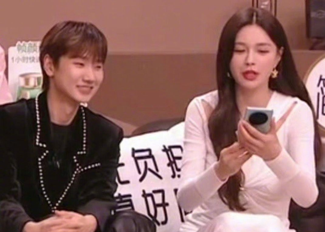 #沈梦辰阻止汪苏泷看热搜##沈梦辰贴个防窥膜吧#沈梦辰人还怪好嘞倾斜手机组织汪苏