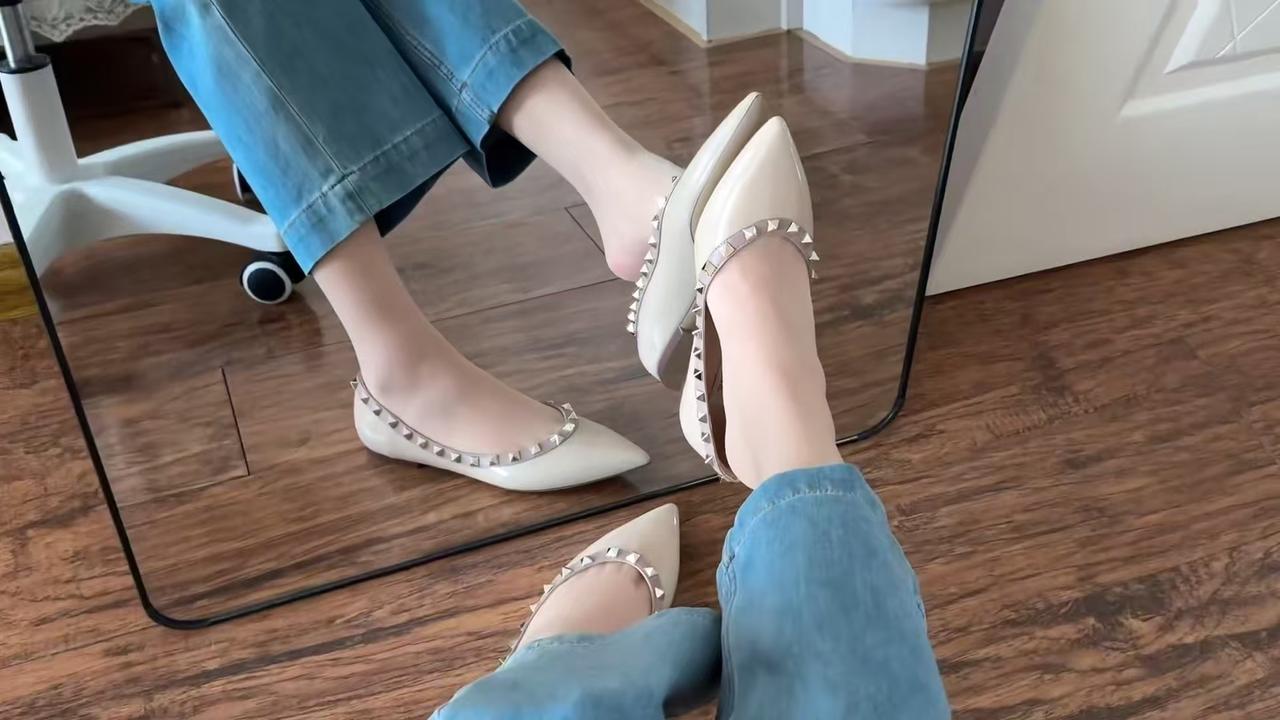 牛仔裤和铆钉鞋搭配起来，时尚感直接拉满