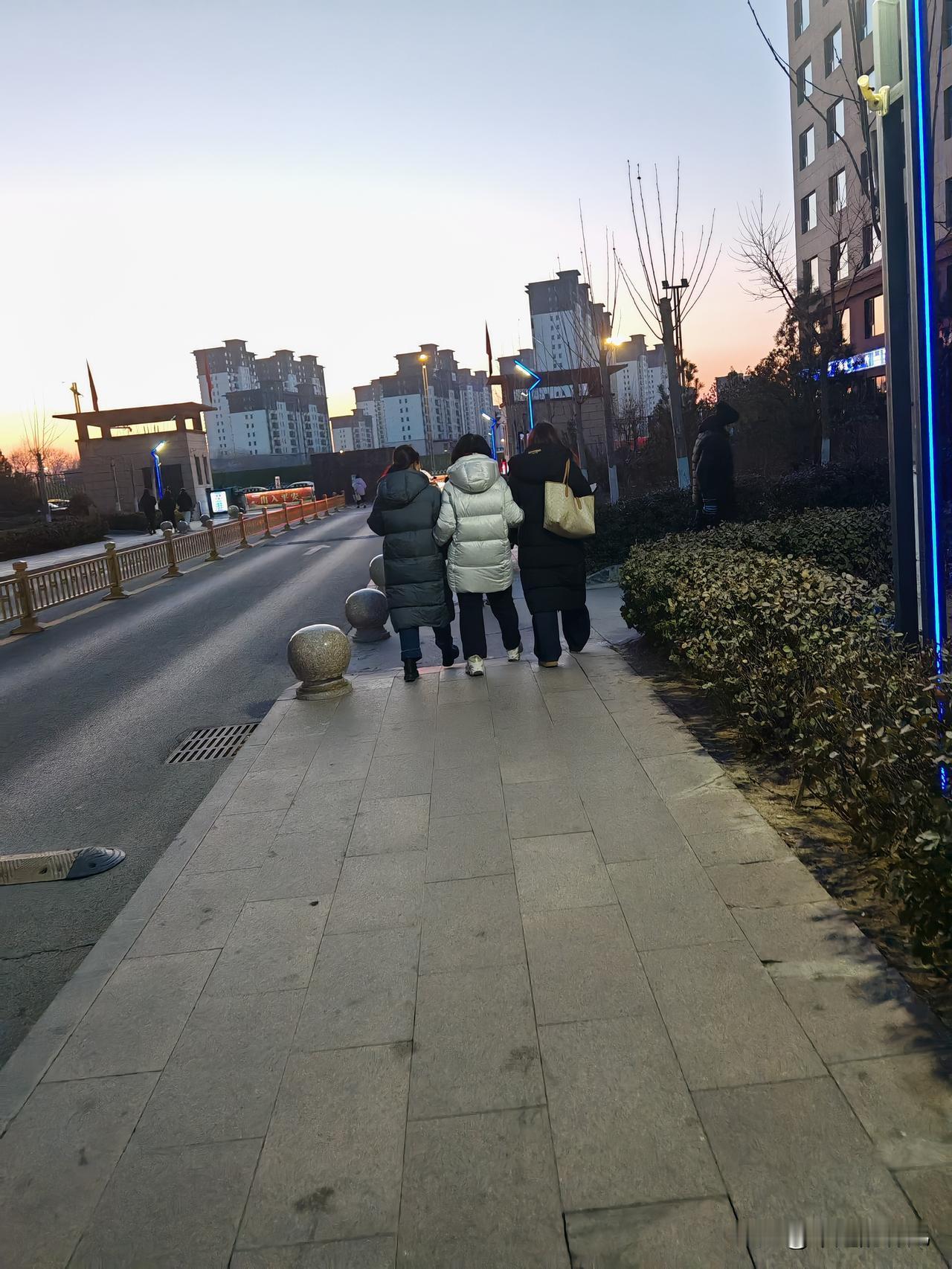 太原过年就不用买新衣服，
买下啥，
还得请穿羽绒服，
保险点儿还得长款，
买个新