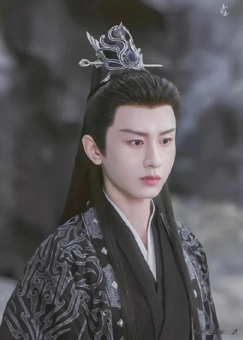 #成毅古装白发黑发银发哪个更帅气#
实难比较，只因为都是他——成毅

就拿沉香如