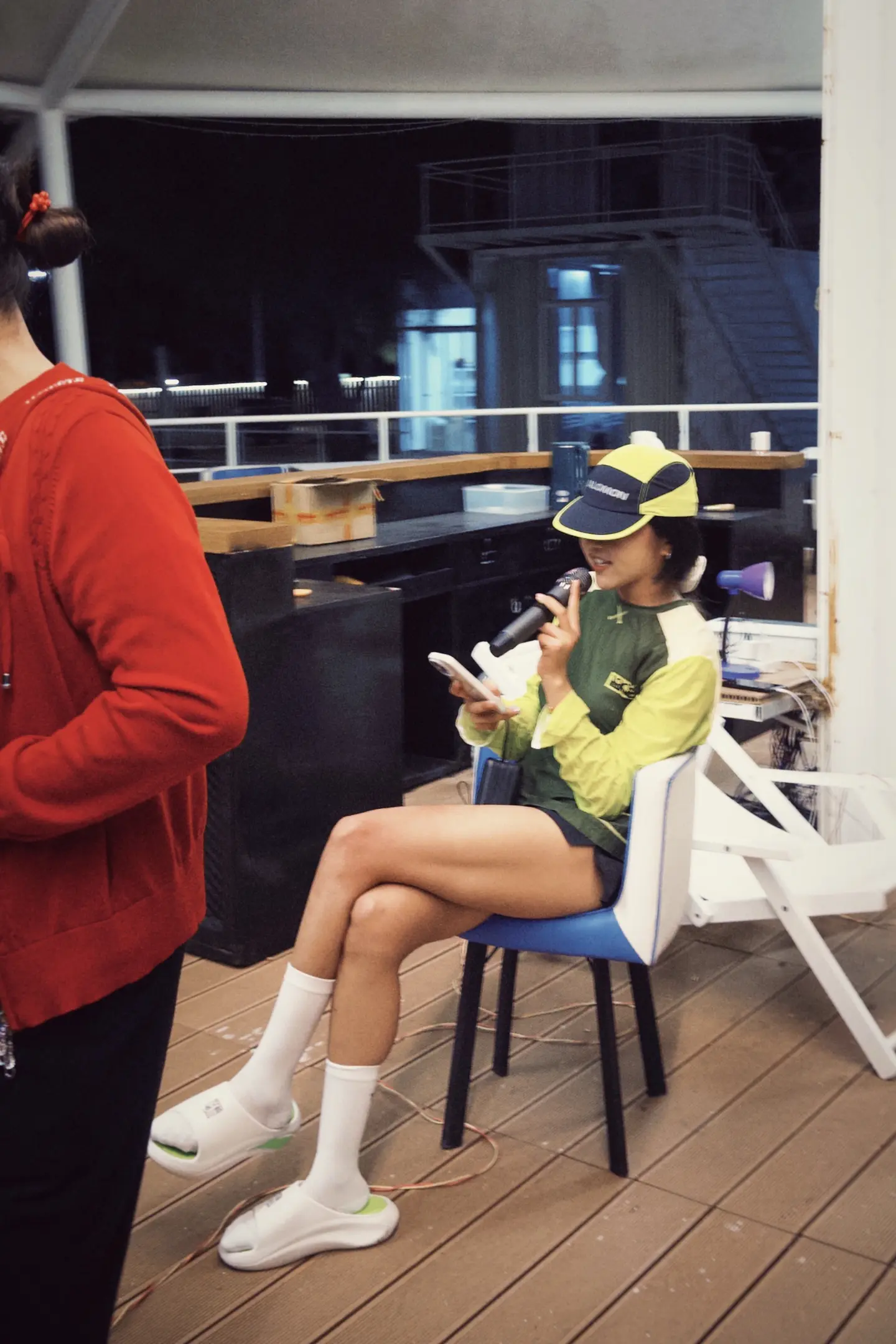 一首甜蜜蜜送给你。