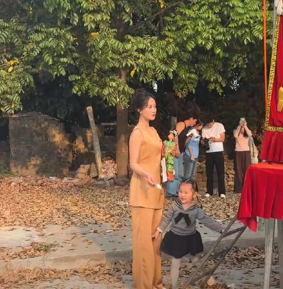 蓝盈莹拿着雪糕拍戏的时候，没想到围观的小女孩嘴馋，直接上前把道具雪糕给吃了，蓝盈