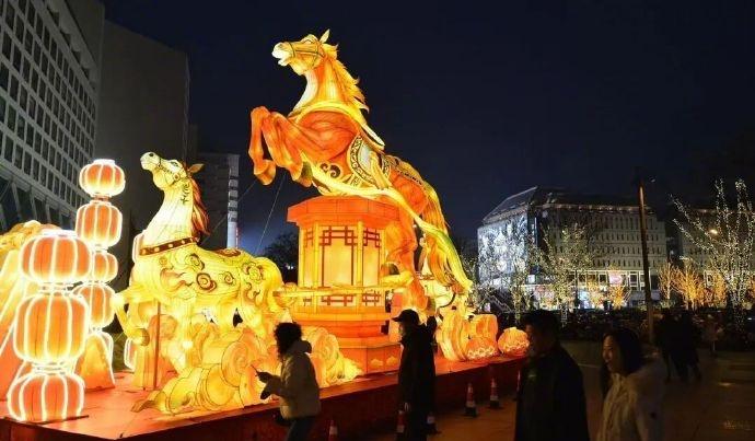 【春节景观布置全面到位！除夕夜，北京亮灯时间将延长】2026年农历新春将至，北京