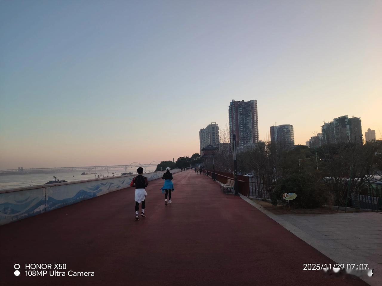 长江岸边晨练打卡