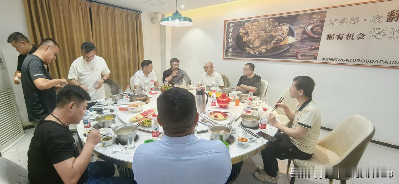 惠州又一神店闻洲玲牛肉火锅
创始人闻洲玲是个极客大男人
对新鲜牛肉达到“变态”的