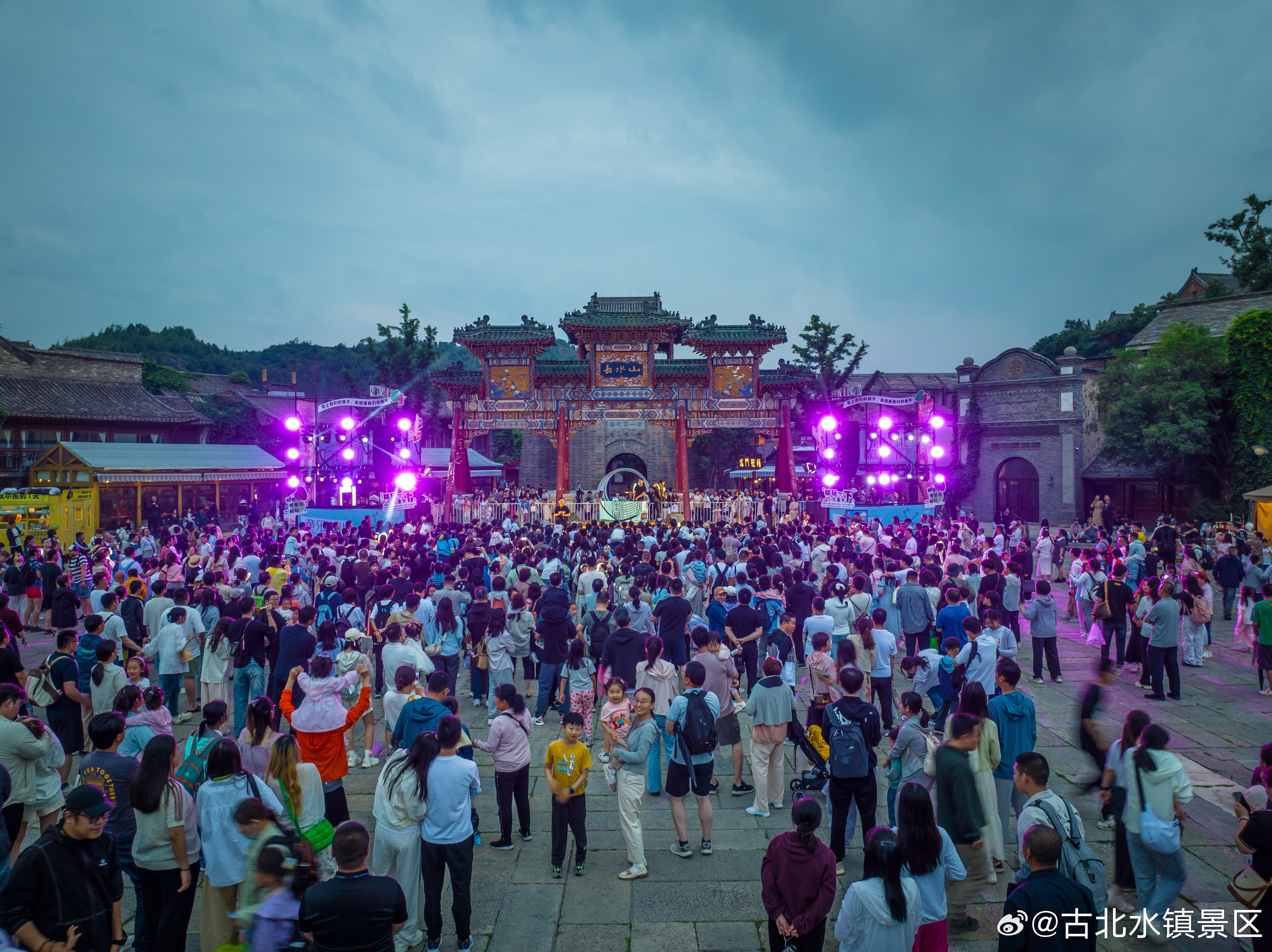 星河万里，夜色温柔愿所有遗憾随风散去，梦里全是美好光景晚安，宝子们～#古北水镇#