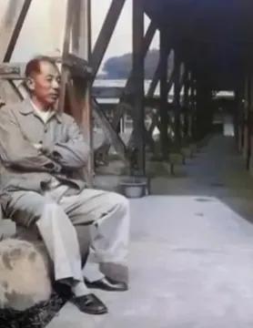 70年代，被囚禁中的张学良的一张珍贵照片。
照片里张学良独自坐在石凳上，双手抱在