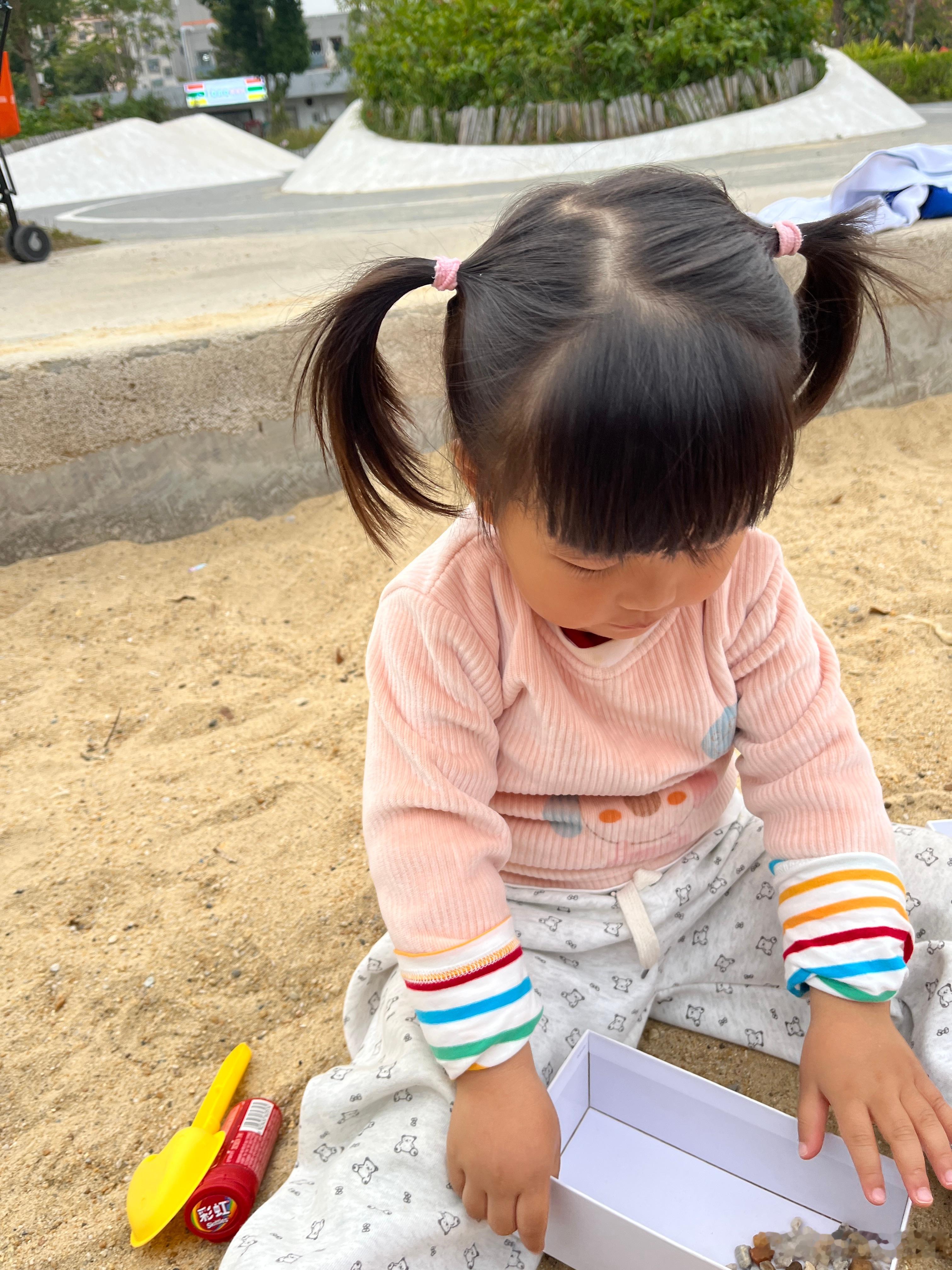 放学了，在路上碰到他同学，问他同学要不要来一起玩沙子。昨天她不肯来，我说同学在公