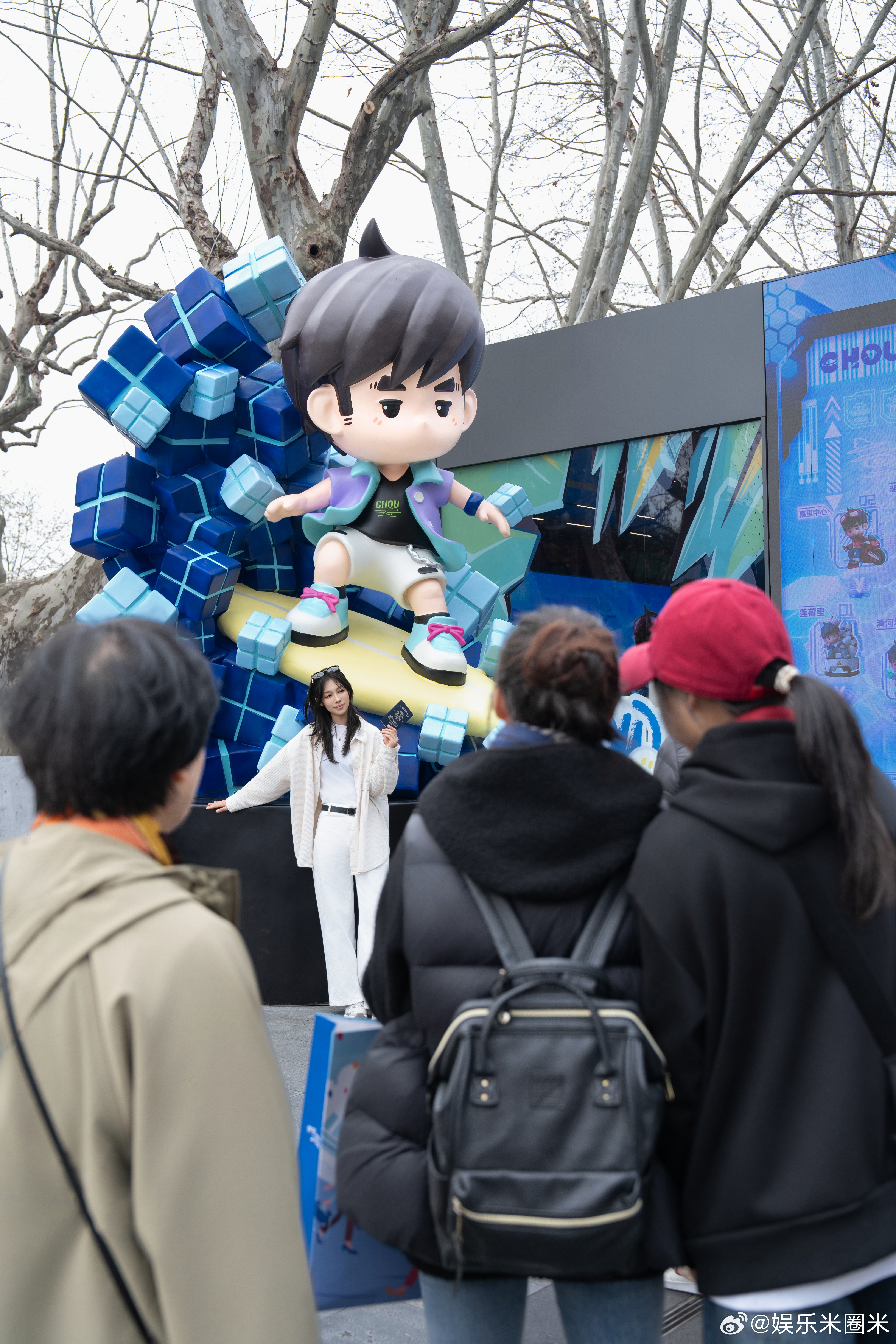 杭州周杰伦痛城 杭州街头全是周杰伦的痕迹，从路人合唱到店铺海报，满满都是爱！演唱