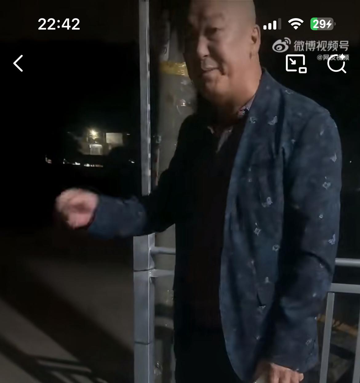 哈尔滨大爷西双版纳过冬，进村子里面打井水，桶丢了找旁边的店主扯皮，还动手打人。这