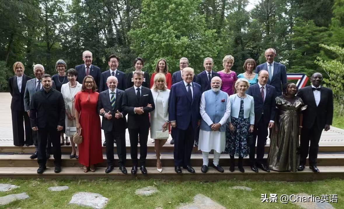 这张G7“全家福”里的女性代表们、亮眼。法国埃维昂G7峰会，女性领袖+夫人们穿着