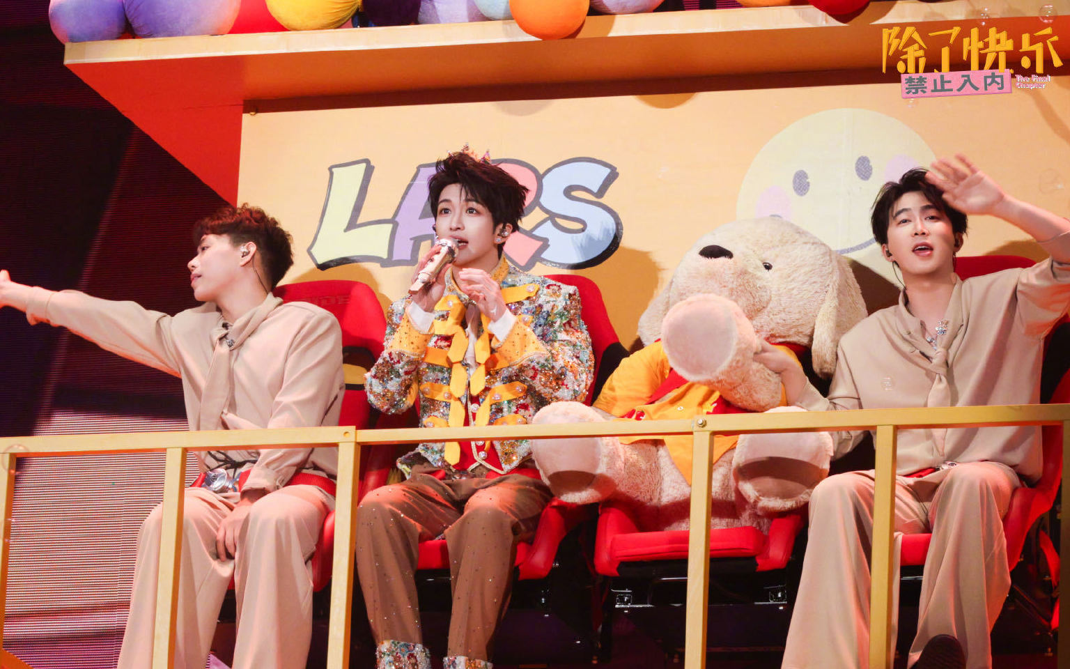 黄子弘凡在鸟巢造了个跳楼机黄子弘凡为鸟巢演唱会量身打造舞台装置，每处设计都贴合歌