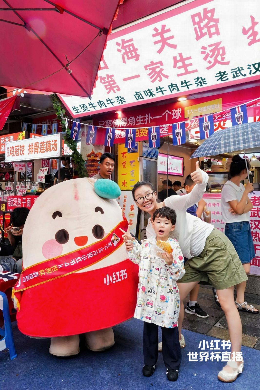 险胜黑马实属不易，胜利背后是阿根廷全队满满的疲惫。清晨武汉早餐店，男女老少边吃热
